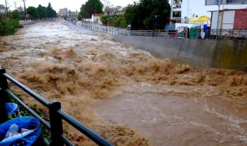 Κακοκαιρία: Εκκενώνονται τα Ψαχνά στην Εύβοια, σοβαρά προβλήματα σε Σκιάθο και Αττική, ένας νεκρός στη Ρόδο 