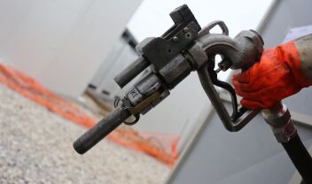 Τι ανακοινώνει σήμερα η κυβέρνηση για τα καύσιμα: Κάτω από 1,60 ευρώ το πετρέλαιο θέρμανσης, αυξάνεται 30% το επίδομα - Στις Βρυξέλλες αύριο ο Μητσοτάκης ζητά ευελιξία για νέα μέτρα