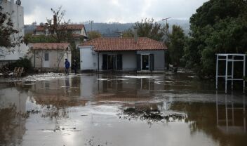 Στο επίκεντρο της κακοκαιρίας η Εύβοια: "Έχει υπερχειλίσει ο Κηρέας, πέφτει πολύ νερό", λέει στο parapolitika.gr ο δήμαρχος Μαντουδίου