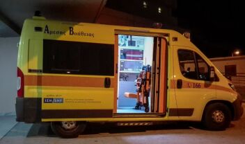 Τραγωδία στη λεωφόρο Σχιστού: Αυτοκίνητο παρέσυρε δύο οδηγούς που βρίσκονταν στον δρόμο 