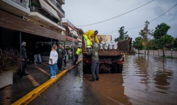 Ακραία καιρικά φαινόμενα στην Ελλάδα: Πώς προστατεύει τους εργαζομένους η εγκύκλιος του υπουργείου Εργασίας