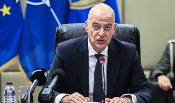Ο υπουργός Νίκος ∆ένδιας και οι "πυρπολητές"