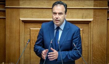 Παπαστεργίου: Πώς θα ελέγχεται η ηλικία των 15 ετών στα social media και ο ρόλος των γονέων