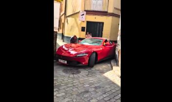 Ferrari σφήνωσε σε σοκάκι