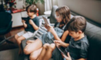 Social media & ανήλικοι: Τι πρέπει να κάνουν οι γονείς για να προστατεύσουν τα παιδιά τους, γιατί δεν αρκεί ο "κόφτης" -  Ο Δρ Στέφανος Αλεβίζος εξηγεί στο parapolitika.gr