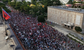 Έντι Ράμα για τα επεισόδια στα Τίρανα: ''Ξένα χέρια δεν θέλουν την Αλβανία σε ειρήνη'' 