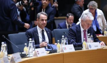 Σύνοδος Κορυφής ΕΕ: Δύο στρατόπεδα για το Πολυετές Δημοσιονομικό Πλαίσιο - Προειδοποίηση Μακρόν να κλείσει η συμφωνία πριν τις εκλογικές διαδικασίες του 2027 - Οι "κόκκινες γραμμές" Μητσοτάκη