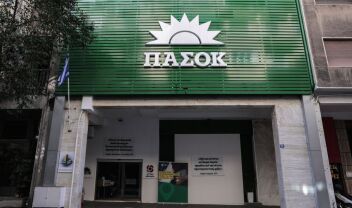 Αιχμηρή αντίδραση ΠΑΣΟΚ για τις δηλώσεις Τσίπρα: "Η ιστορία δεν ξαναγράφεται