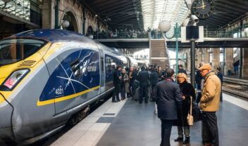Αναμονή επιβίβασης για το τρένο που περνά τη Σήραγγα της Μάγχης 
