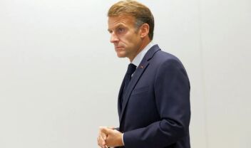 Γαλλία: Αντιδράσεις για τον Μακρόν που διασκέδαζε σε συναυλία της Σελίν Ντιόν 