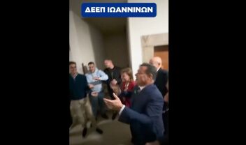 Άδωνις Γεωργιάδης: Χοροπηδά και τραγουδά "Και Α και Ου και ΔΑΠ-ΝΔΦΚ" στα Ιωάννινα - Η συνάντηση με μέλη της ΟΝΝΕΔ  & το μήνυμα για 3η  αυτοδύναμη νίκη του Κυριάκου Μητσοτάκη (Βίντεο)