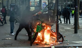 "Φλέγεται" η Γαλλία: Σφοδρές συγκρούσεις, οδοφράγματα, λεηλασίες και συλλήψεις - Αναπτύχθηκε η ειδική αστυνομική μονάδα, CRS 8 για την καταπολέμηση της αστικής βίας (Εικόνες & Βίντεο)