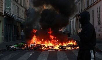 Γαλλία: Νέα επεισόδια στο Παρίσι με δακρυγόνα και αντλίες νερού