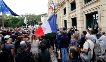 WSJ: Τα βίαια επεισόδια στη Γαλλία, η ανησυχία για μι νέα κρίση και τα μαθήματα από την περιπέτεια της Ελλάδας 
