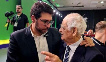 ΠΑΣΟΚ: Η αγκαλιά Κακλαμάνη με Καρχιμάκη, το μήνυμα της "παλιάς φρουράς" και η σύνδεση των γενεών του κόμματος