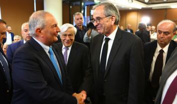 Ο Κώστας Καραμανλής αφήνει στα κρύα του λουτρού τον Αντώνη Σαμαρά και βάζει σε σκέψεις τους "γαλάζιους αντάρτες"