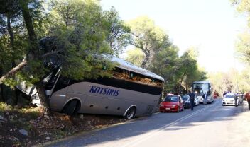 Λεωφόρος Πάρνηθος: Λεωφορείο έπεσε σε δέντρα 