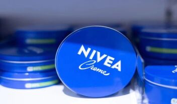 Οργάνωση γραφείου με παλιά μπλε κουτιά Nivea γεμάτα συνδετήρες και είδη γραφείου