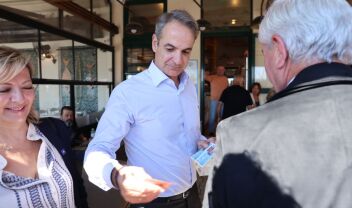 Ο Μητσοτάκης δοκίμασε… την τύχη του στο Λαύριο - Αγόρασε λαχείο και έβγαλε selfies με πολίτες (Εικόνες & Βίντεο)