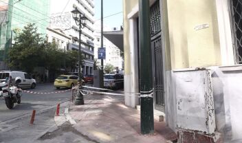 Συναγερμός στην Ομόνοια: Άτομο έπεσε από τον δεύτερο όροφο κτιρίου στην οδό Πειραιώς