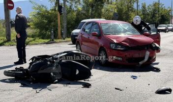 Τροχαίο ατύχημα στη Λαμία: Μηχανάκι συγκρούστηκε με αυτοκίνητο μπροστά από το Αστυνομικό Μέγαρο - Δύο τραυματίες (Εικόνες & Βίντεο)