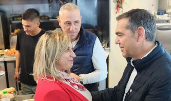 Τσίπρας: Συνομίλησε με πολίτες σε τσιπουράδικο στον Βόλο