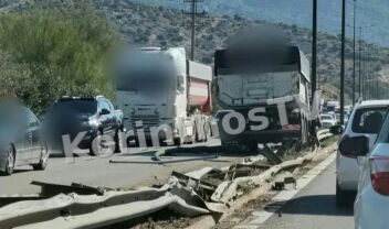 Ασπρόπυργος: Ανεξέλεγκτη πορεία για φορτηγό, προσέκρουσε διαχωριστικές μπάρες και κατέληξε σε αντίθετο ρεύμα - Δημιούργησε κίνηση στη λεωφόρο Αθηνών