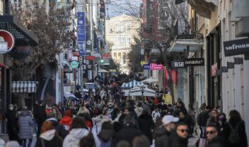 Κόσμος στο κέντρο της Αθήνας στην οδό Ερμού
