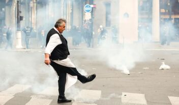 Καταστηματάρχης στο Παρίσι απομακρύνει καπνογόνα μετά από επεισόδια