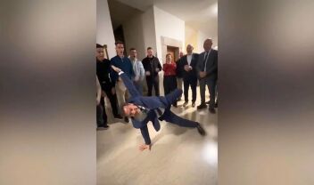 Γεωργιάδης: Η χιουμοριστική απάντησή του για το  σύνθημα "Και Α και Ου και ΔΑΠ-ΝΔΦΚ" στα Ιωάννινα - Το ΑΙ βίντεο και ο στόχος να… χορέψει break dance