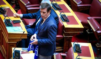 Καιρίδης: Ύψωσε στη Βουλή το κασκόλ της "Ελλάς Μελβούρνης"