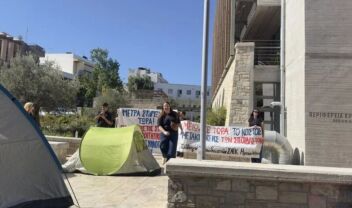 Κρήτη: Έστησαν σκηνές έξω από την περιφέρεια Κρήτης φοιτητές, μπήκαν στην αίθουσα του περιφερειακού συμβουλίου - Στεγαστικό και μετακίνηση τα ζητήματα που θέλουν να βρεθεί λύση (Εικόνες & Βίντεο)