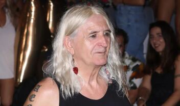 Η πρώτη εμφάνιση του Νίκου Καρβέλα 