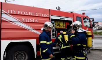 Πυροσβέστες ετοιμάζονται να προχωρήσουν σε επιχείρηση