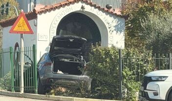Γλυφάδα: 89χρονος έχασε τον έλεγχο του αυτοκινήτου του και εισέβαλε σε προαύλιο εκκλησίας