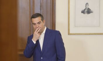 Ο Τσίπρας στήνει τον αντίπαλο πόλο απέναντι στον Μητσοτάκη με αιχμή τη 13η σύνταξη, τους νέους και… μεταγραφές - Οι δύο βουλευτές που οδεύουν προς την Αμαλίας