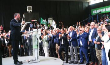 Στιγμιότυπο από την ομιλία του προέδρου του ΠΑΣΟΚ, Νίκου Ανδρουλάκη στο Αιγάλεω