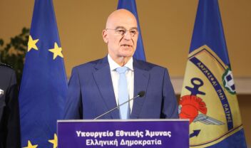 Ούτε τα φωτογραφικά κλικ δεν αφήνει στην τύχη ο Δένδιας