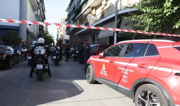Έκρηξη στην είσοδο κτιρίου στον Κολωνό: Τέσσερις τραυματίες, ανάμεσά τους ένας αστυνομικός