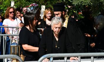 Γιώργος Μαζωνάκης: Επιθέσεις με πέτρες και βανδαλισμοί έξω από το σπίτι των γονιών του (Βίντεο)