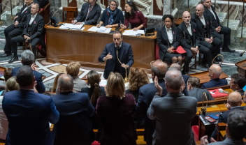 Βγαίνει στους δρόμους της Γαλλίας ο στρατός