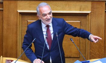"Κεραυνοί" Σαλμά κατά Γεωργιάδη: "Χοροπηδάει σαν πίθηκος και δεν σέβεται τον θεσμό του υπουργού"