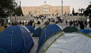 "Παραλύει" η χώρα με τα πανεκπαιδευτικά συλλαλητήρια: "Δίνουμε 600 ευρώ για μια τρύπα, αναγκαζόμαστε να γυρίσουμε στις πόλεις μας", λένε φοιτητές στο parapolitika.gr (Βίντεο)
