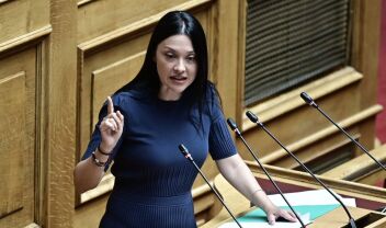 Πράσινο "τσουνάμι" στήριξης στη Νάντια Γιαννακοπούλου μετά την επίθεση Λαζαρίδη - Τα τηλεφωνήματα, οι αντιδράσεις και το παρασκήνιο