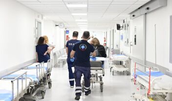 Στη ΜΕΘ του Τζανείου 21χρονη από την Πάρο - Σε κώμα μετά από πιθανή λήψη ουσιών, συνελήφθη ο φίλος της