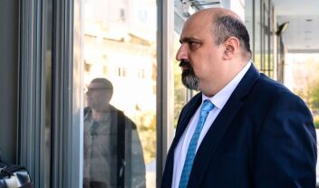 Μόνος κι έρημος ο Χρήστος Τριαντόπουλος για τα Τέμπη, με το Μαξίμου να σιωπά και το… πρωτόκολλο να τον ακολουθεί