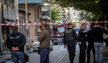 Έκρηξη στον Κολωνό: Τι είναι η μέθοδος "dead drop" και πώς μπορεί να συνδέεται με την παγιδευμένη σακούλα με τα ναρκωτικά