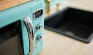 Η κυριαρχία του φούρνου μικροκυμάτων στις ελληνικές κουζίνες