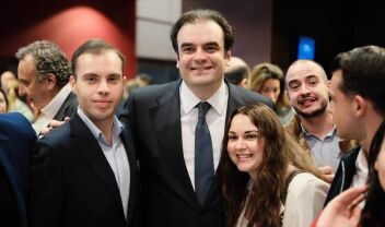 Γαλάζια απόβαση στον "Ελληνικό Κόσμο" για τη συζήτηση Πιερρακάκη & Ντα Έμπολι - Οι υπουργοί και βουλευτές που έδωσαν το "παρών" (Εικόνες) 