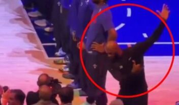 Έξαλλος ο Τραμπ με τον ΛεΜπρόν Τζέιμς: "Είναι ασέβεια, οφείλει να ζητήσει συγγνώμη" - Οι διατάσεις του σούπερσταρ του ΝΒΑ κατά την ανάκρουση του εθνικού ύμνου & η οργή του προέδρου των ΗΠΑ